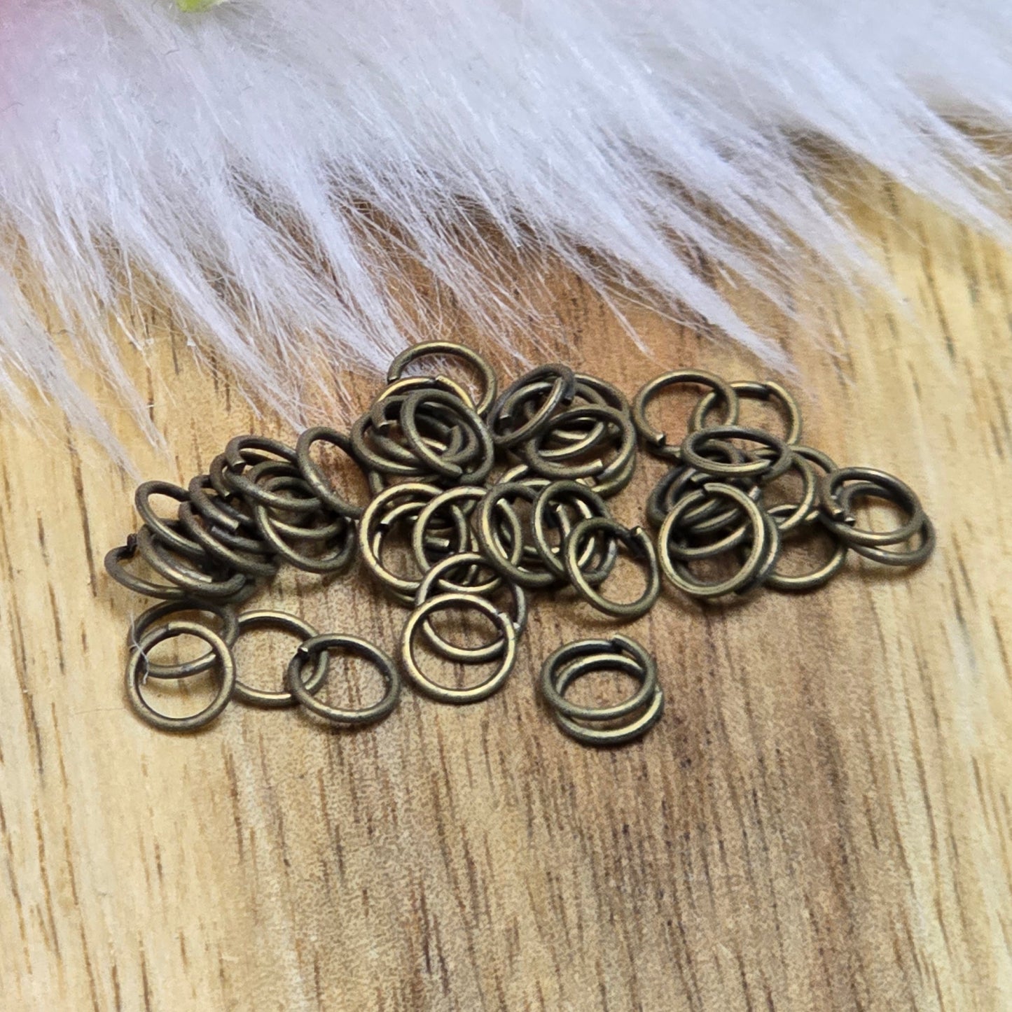 Das Bild zeigt 50 offene Biegeringe in antik bronzefarbig mit einem Durchmesser von 4,6 mm. Die Ringel sind ein unverzichtbares Zubehör für die Schmuckherstellung. Ideal um Charms und Verschlüsse zuverlässig zu befestigen.