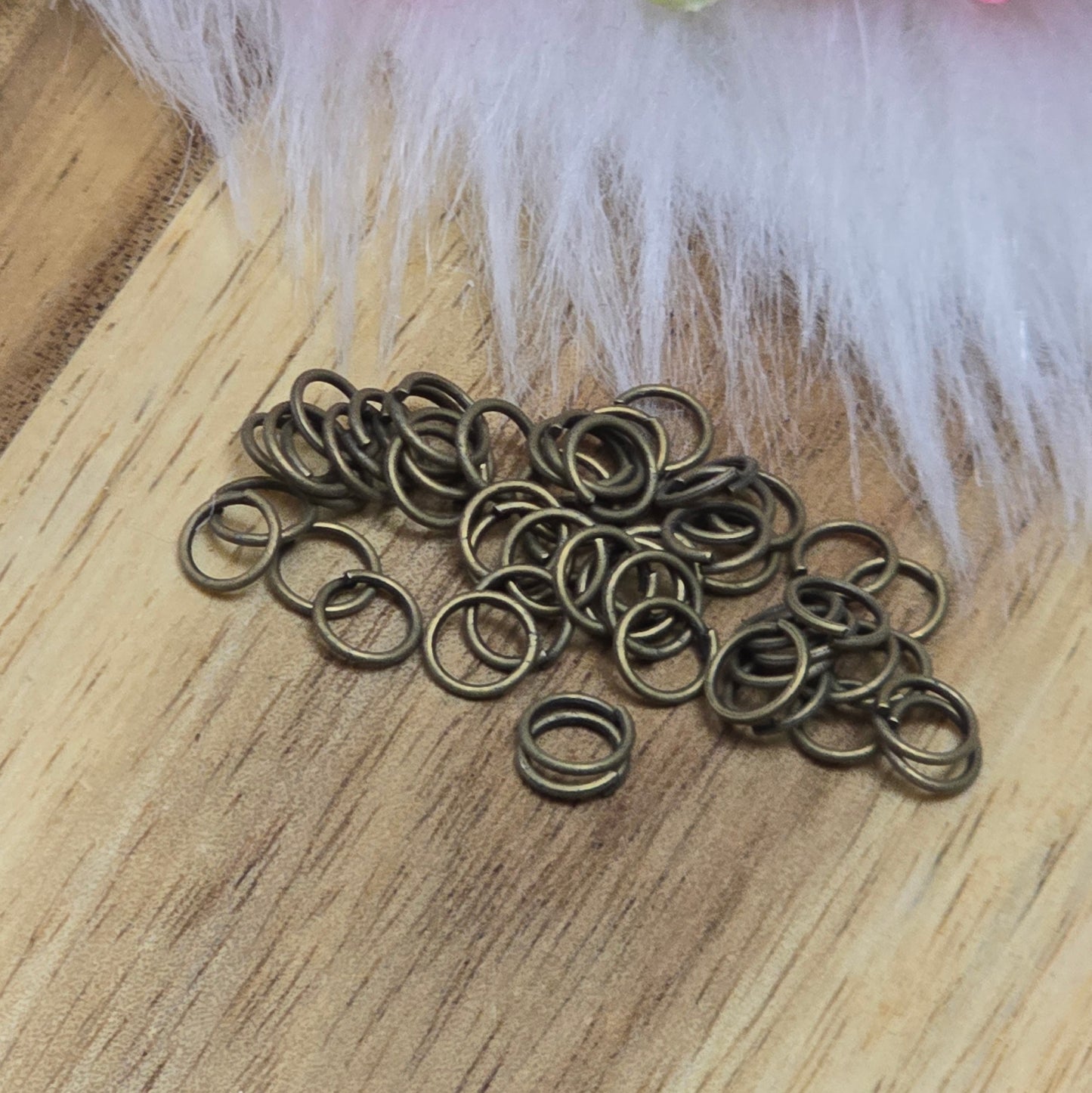 Das Bild zeigt 50 offene Biegeringe in antik bronzefarbig mit einem Durchmesser von 4,6 mm. Die Ringel sind ein unverzichtbares Zubehör für die Schmuckherstellung. Ideal um Charms und Verschlüsse zuverlässig zu befestigen.