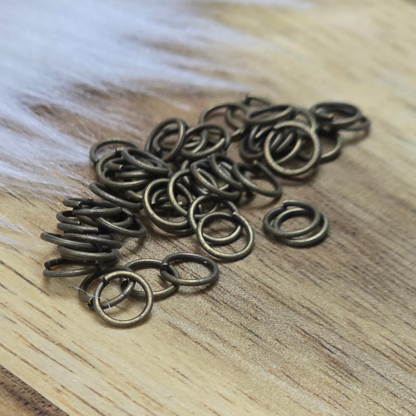 Das Bild zeigt 50 offene Biegeringe in antik bronzefarbig mit einem Durchmesser von 4,6 mm. Die Ringel sind ein unverzichtbares Zubehör für die Schmuckherstellung. Ideal um Charms und Verschlüsse zuverlässig zu befestigen.