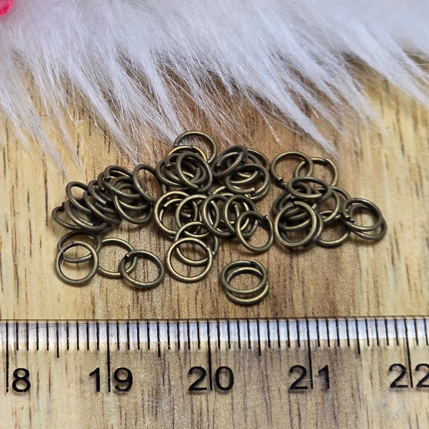 Das Bild zeigt 50 offene Biegeringe in antik bronzefarbig mit einem Durchmesser von 4,6 mm. Die Ringel sind ein unverzichtbares Zubehör für die Schmuckherstellung. Ideal um Charms und Verschlüsse zuverlässig zu befestigen.