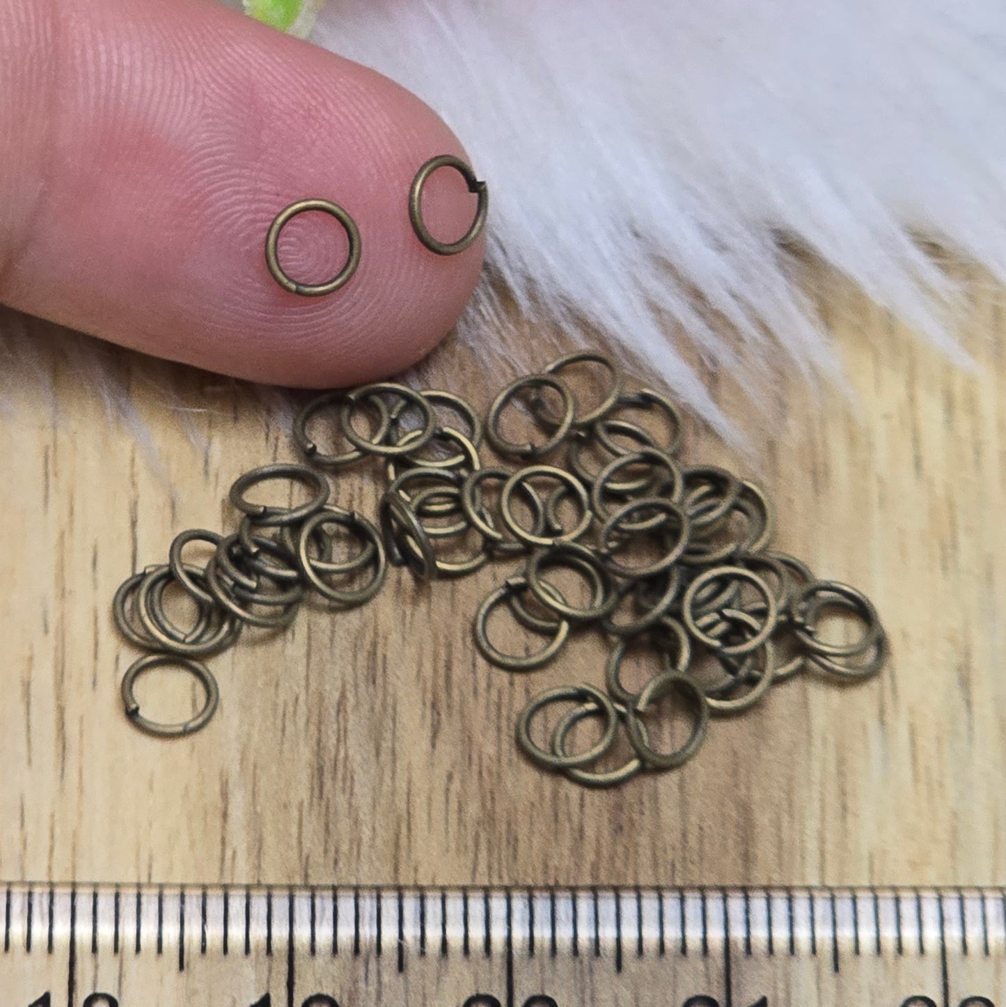 Das Bild zeigt 50 offene Biegeringe in antik bronzefarbig mit einem Durchmesser von 4,6 mm. Die Ringel sind ein unverzichtbares Zubehör für die Schmuckherstellung. Ideal um Charms und Verschlüsse zuverlässig zu befestigen.