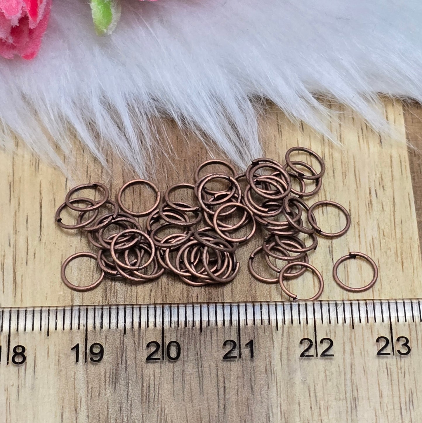 Das Bild zeigt 50 offene Biegeringe in antik kupferfarbig mit einem Durchmesser von 6mm. Die Verbindungsringe sind ein unverzichtbares Zubehör für die Schmuckherstellung. Ideal um Charms und Verschlüsse zuverlässig zu befestigen.