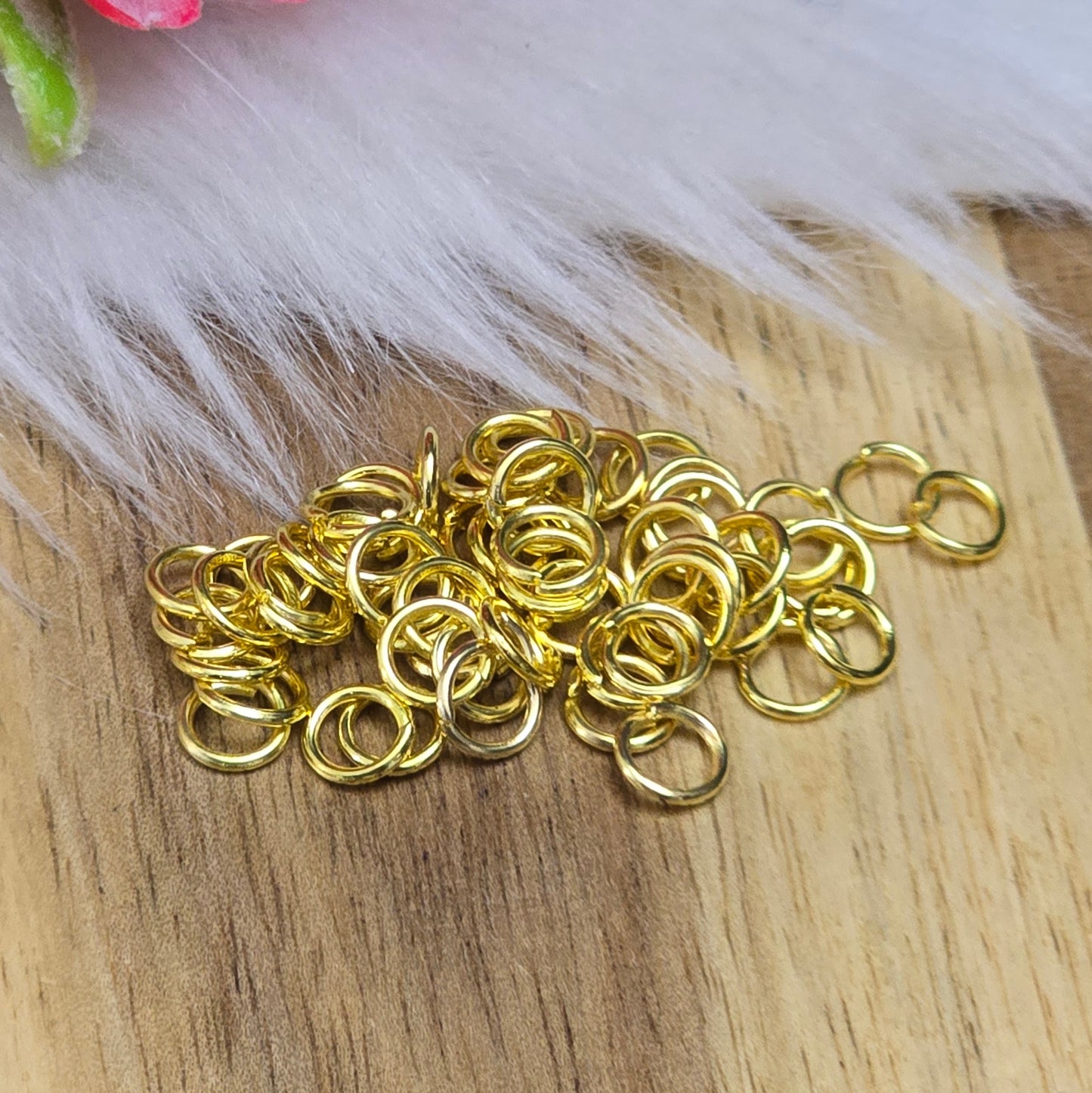 Das Bild zeigt 50 offene Biegeringe in vergoldet. Die Ringel sind ein unverzichtbares Zubehör für die Schmuckherstellung. Ideal um Charms und Verschlüsse zuverlässig zu befestigen.
