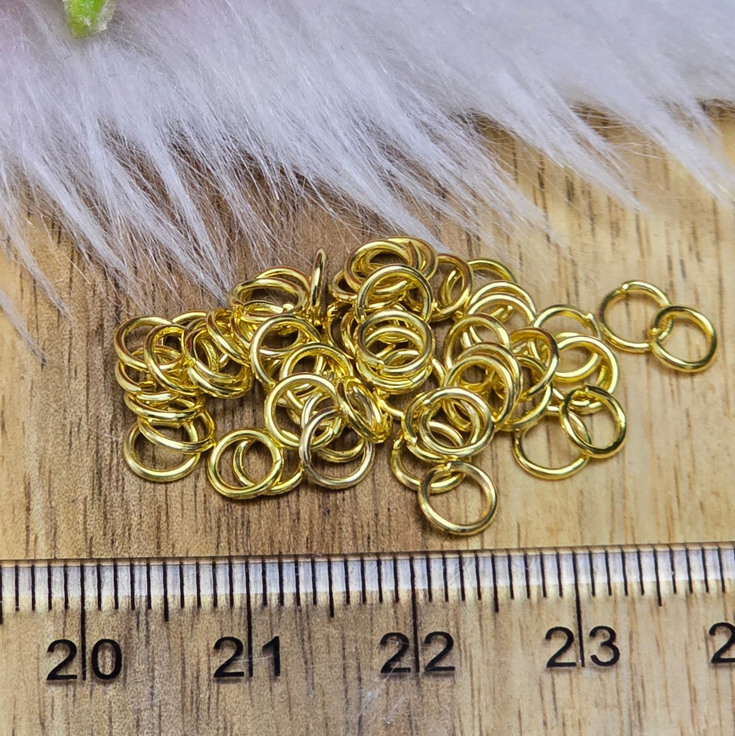 Das Bild zeigt 50 offene Biegeringe in vergoldet. Die Ringel sind ein unverzichtbares Zubehör für die Schmuckherstellung. Ideal um Charms und Verschlüsse zuverlässig zu befestigen.