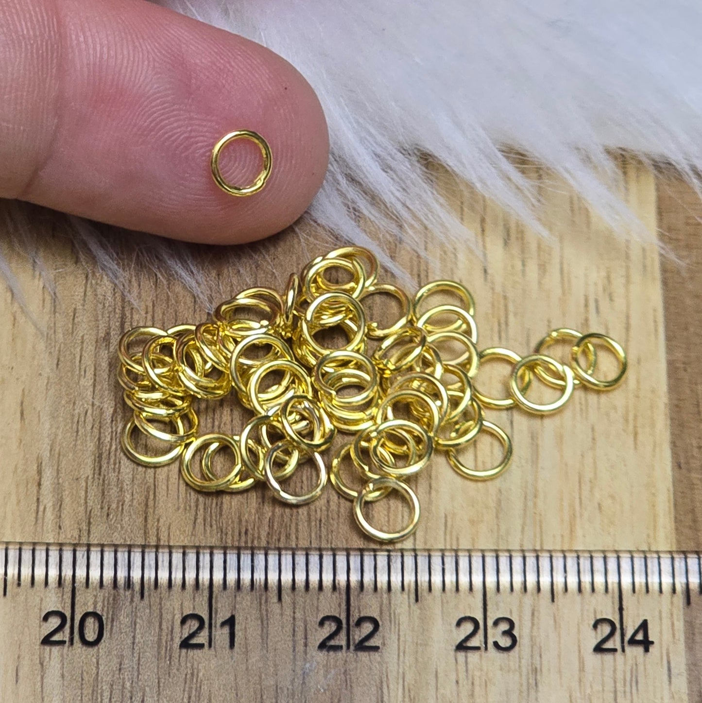Das Bild zeigt 50 offene Biegeringe in vergoldet. Die Ringel sind ein unverzichtbares Zubehör für die Schmuckherstellung. Ideal um Charms und Verschlüsse zuverlässig zu befestigen.