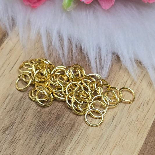 Das Bild zeigt 50 offene Biegeringe mit einem Durchmesser von 6 mm – ideal für deine Schmuckprojekte! Die vergoldeten Ringe überzeugen nicht nur durch ihre edle Optik, sondern auch durch ihre Vielseitigkeit. Ob als Anhängerösen für Kettenanhänger oder als Verbindungsringe in verschiedenen Schmuckdesigns – sie lassen sich flexibel einsetzen.