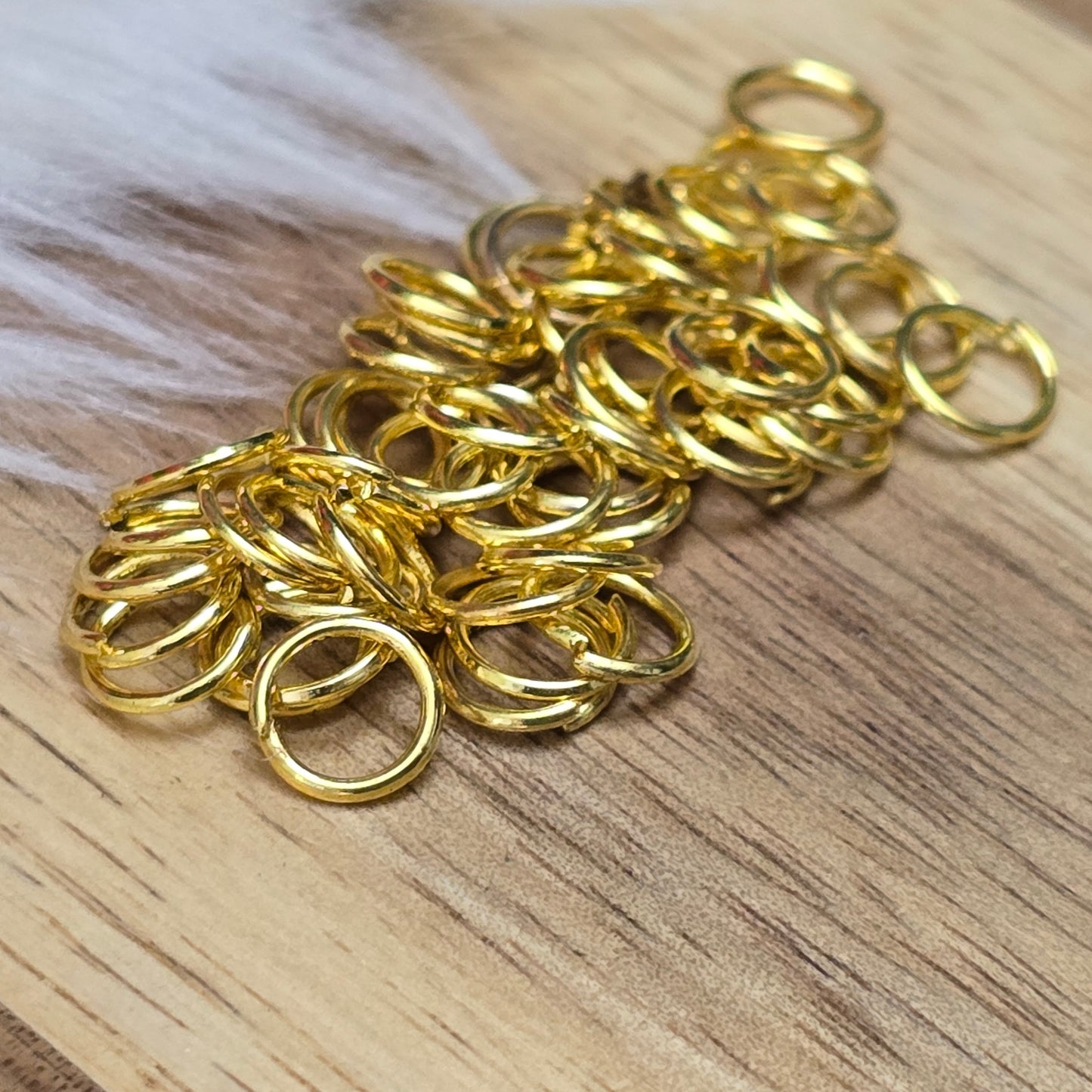 Das Bild zeigt 50 offene Biegeringe mit einem Durchmesser von 6 mm – ideal für deine Schmuckprojekte! Die vergoldeten Ringe überzeugen nicht nur durch ihre edle Optik, sondern auch durch ihre Vielseitigkeit. Ob als Anhängerösen für Kettenanhänger oder als Verbindungsringe in verschiedenen Schmuckdesigns – sie lassen sich flexibel einsetzen.