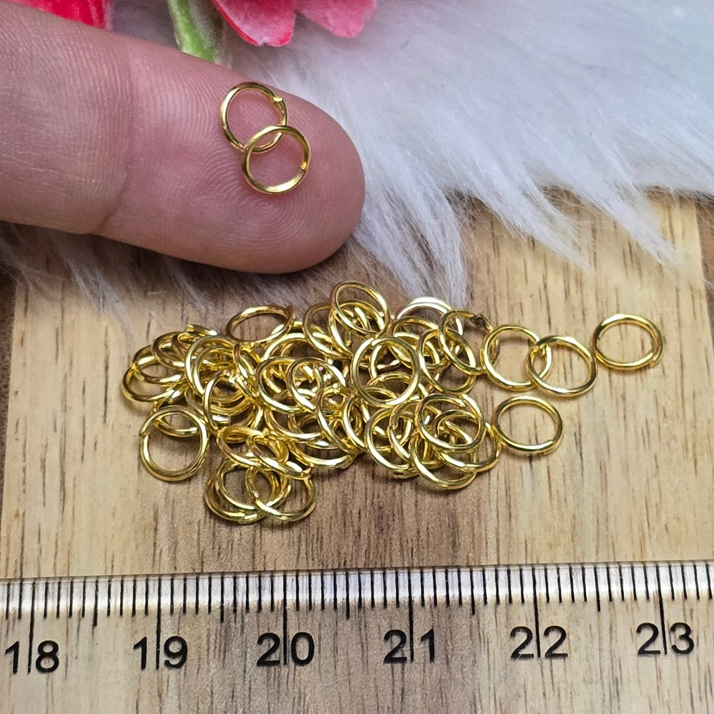 Das Bild zeigt 50 offene Biegeringe mit einem Durchmesser von 6 mm – ideal für deine Schmuckprojekte! Die vergoldeten Ringe überzeugen nicht nur durch ihre edle Optik, sondern auch durch ihre Vielseitigkeit. Ob als Anhängerösen für Kettenanhänger oder als Verbindungsringe in verschiedenen Schmuckdesigns – sie lassen sich flexibel einsetzen.