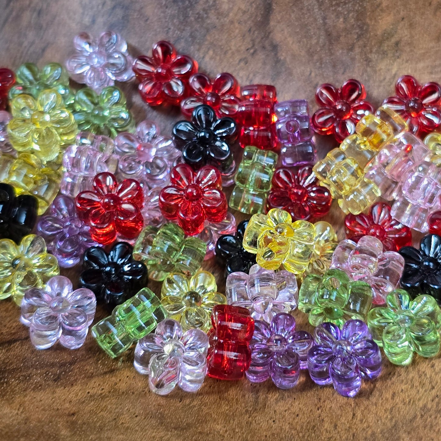 50 transparente Acrylperlen in zarter Blumenform, 9 mm – ideal für Schmuck, Streudeko, Bastelprojekte & DIY. Farben im Farbmix, zufällig sortiert. Artikel-Nr. 401-011.
