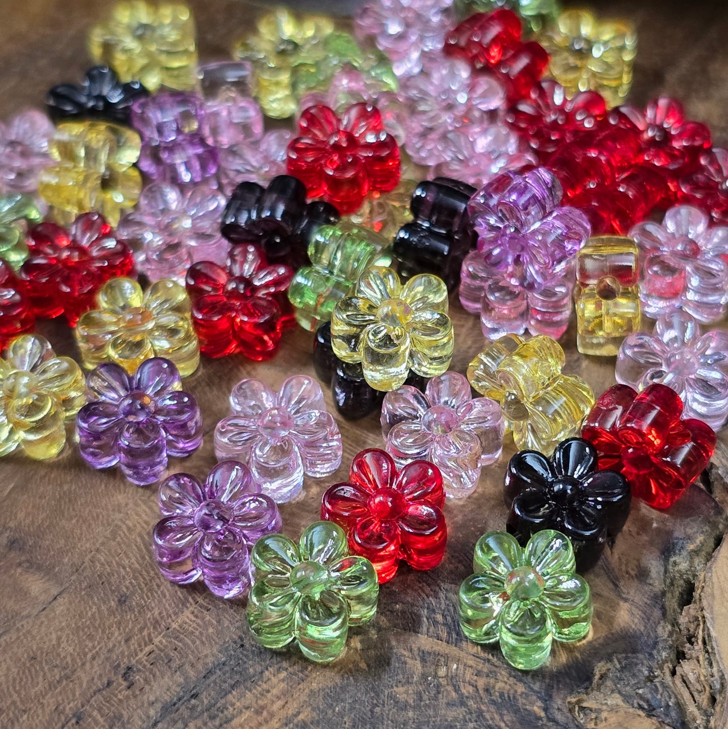 50 transparente Acrylperlen in zarter Blumenform, 9 mm – ideal für Schmuck, Streudeko, Bastelprojekte & DIY. Farben im Farbmix, zufällig sortiert. Artikel-Nr. 401-011.