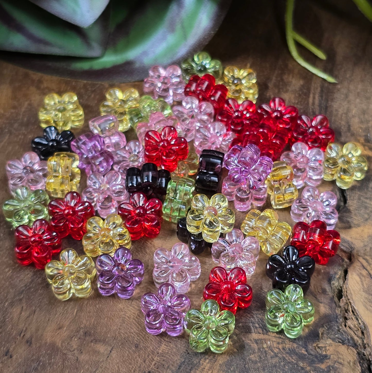 50 transparente Acrylperlen in zarter Blumenform, 9 mm – ideal für Schmuck, Streudeko, Bastelprojekte & DIY. Farben im Farbmix, zufällig sortiert. Artikel-Nr. 401-011.
