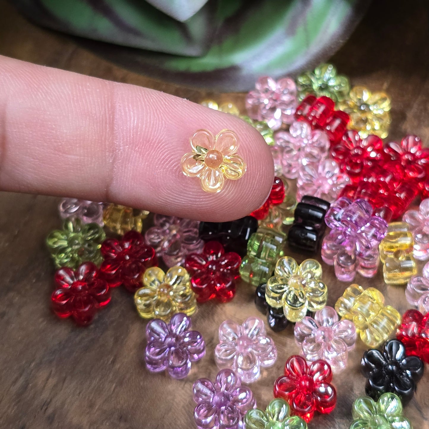 50 transparente Acrylperlen in zarter Blumenform, 9 mm – ideal für Schmuck, Streudeko, Bastelprojekte & DIY. Farben im Farbmix, zufällig sortiert. Artikel-Nr. 401-011.