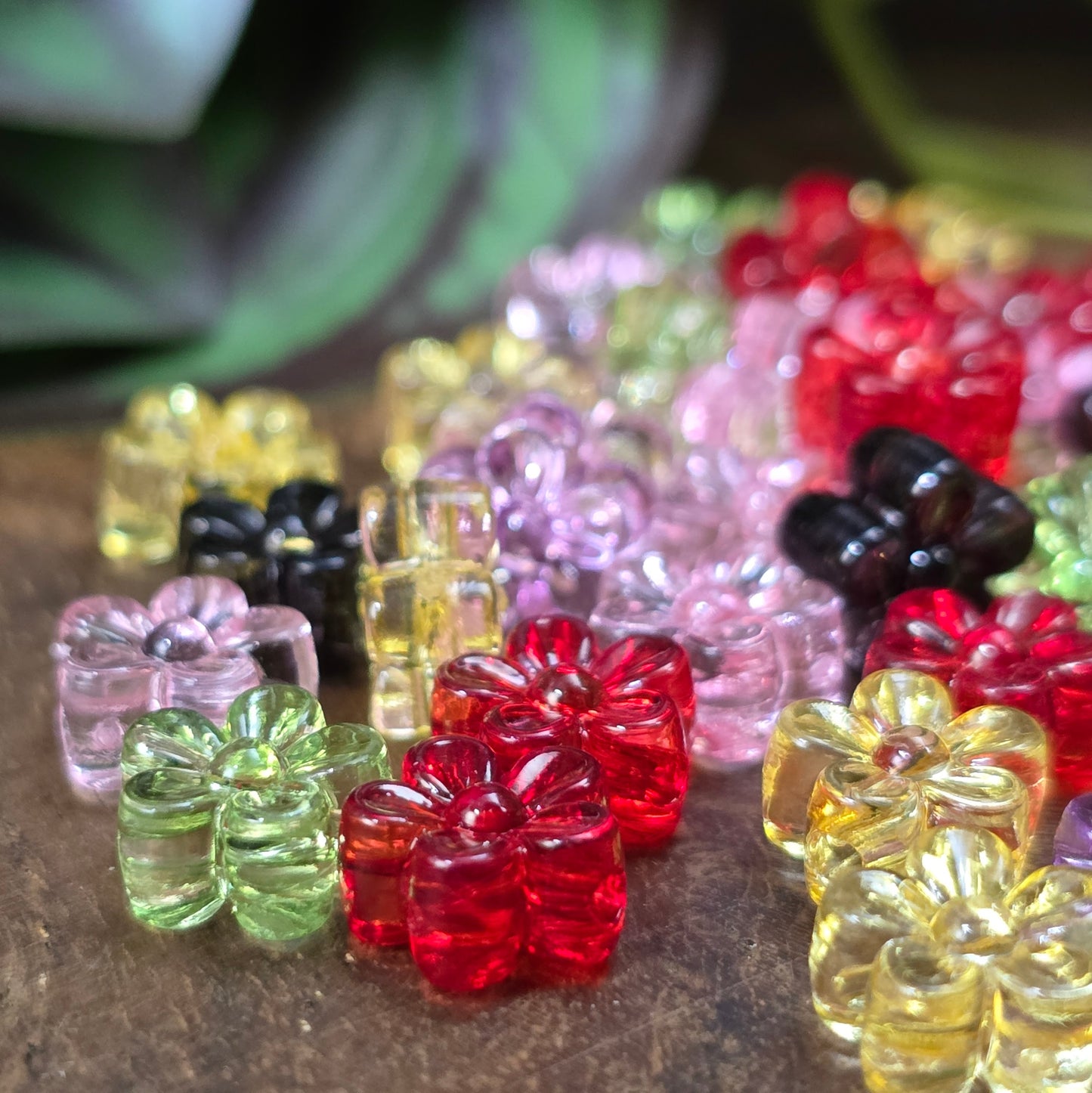 50 transparente Acrylperlen in zarter Blumenform, 9 mm – ideal für Schmuck, Streudeko, Bastelprojekte & DIY. Farben im Farbmix, zufällig sortiert. Artikel-Nr. 401-011.