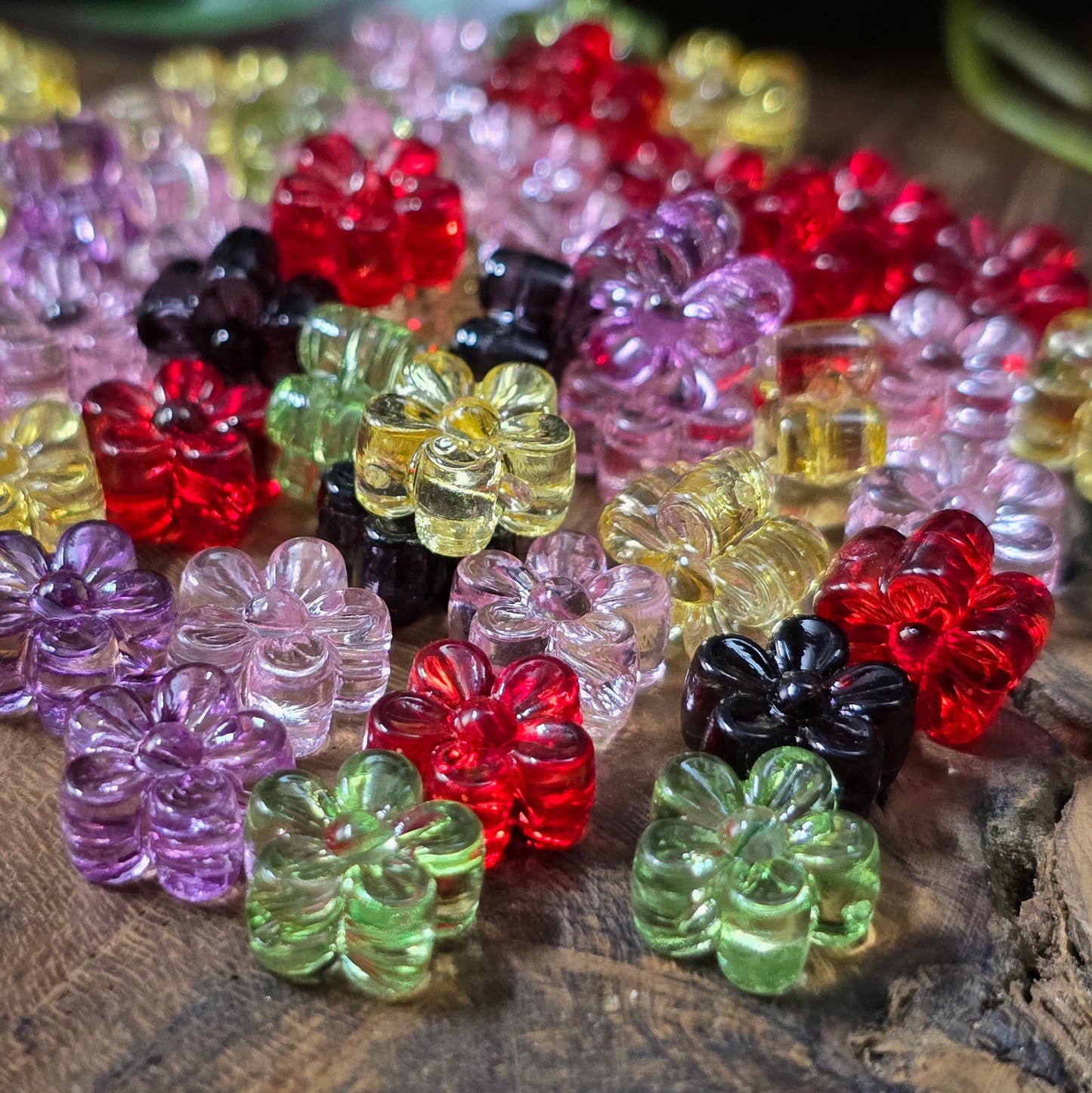 50 transparente Acrylperlen in zarter Blumenform, 9 mm – ideal für Schmuck, Streudeko, Bastelprojekte & DIY. Farben im Farbmix, zufällig sortiert. Artikel-Nr. 401-011.