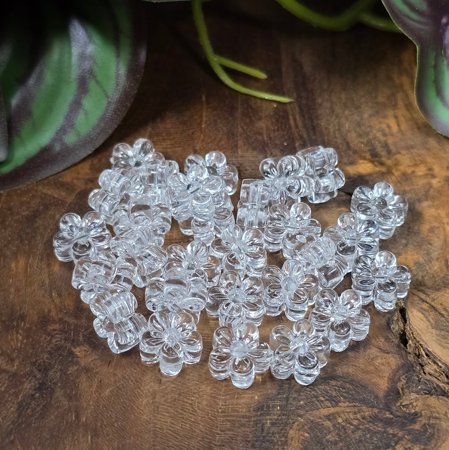 50 transparente Acrylperlen in zarter Blumenform – perfekt für Schmuck, Streudeko & Bastelideen. Leicht, klar und vielseitig einsetzbar.
