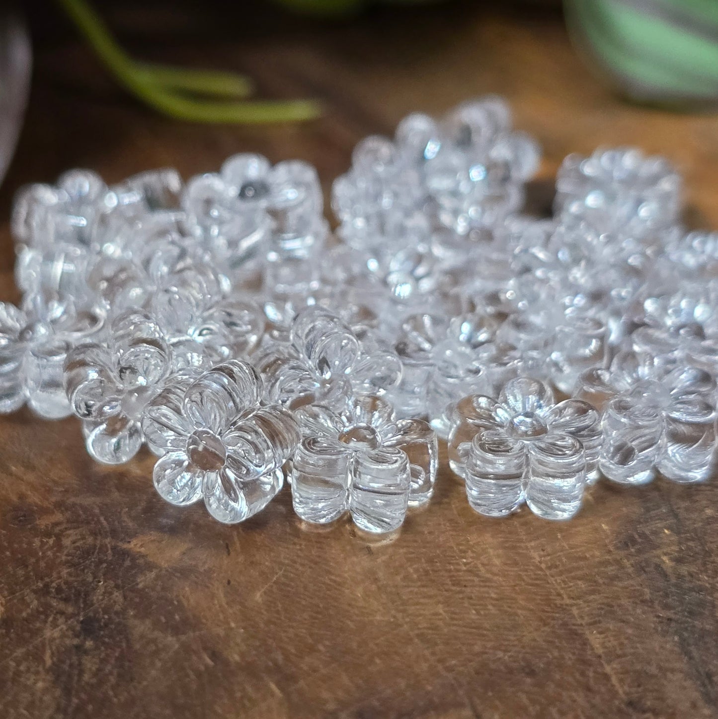 50 transparente Acrylperlen in zarter Blumenform – perfekt für Schmuck, Streudeko & Bastelideen. Leicht, klar und vielseitig einsetzbar.