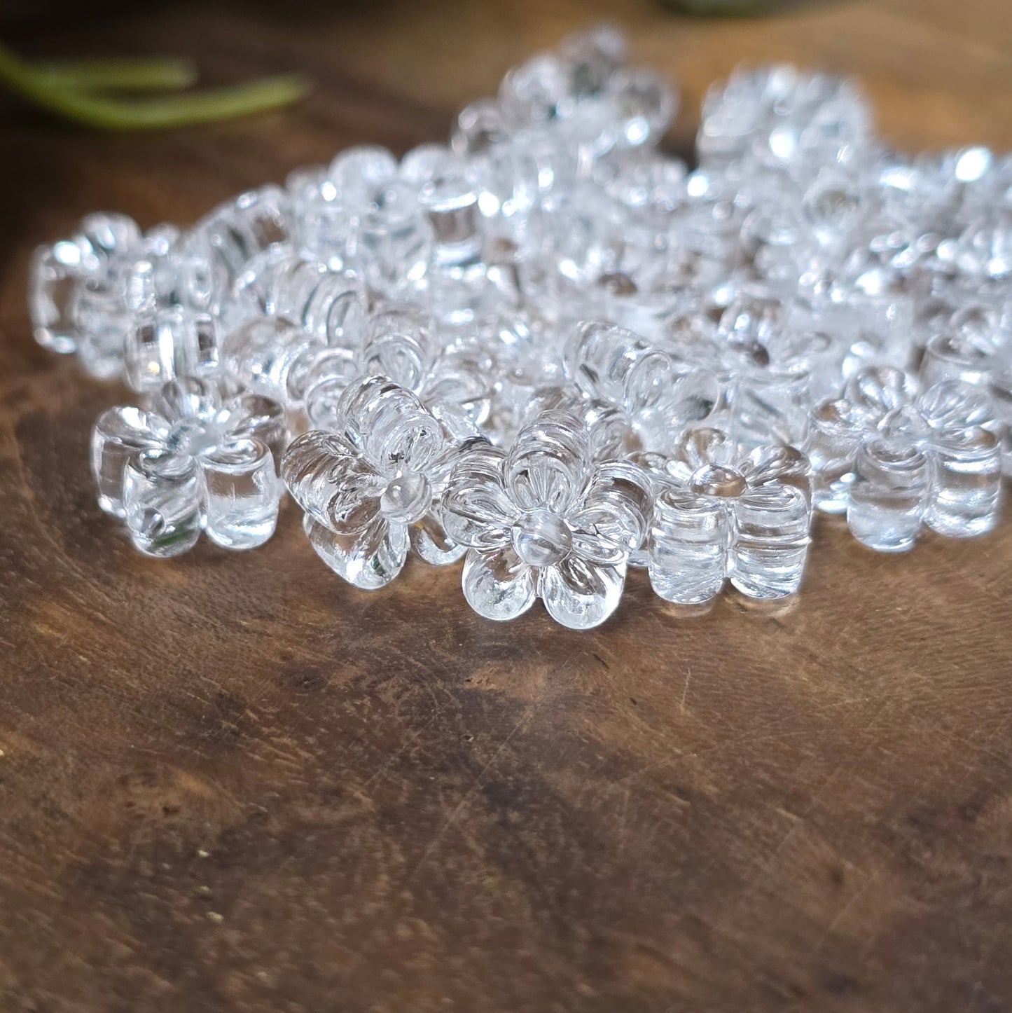 50 transparente Acrylperlen in zarter Blumenform – perfekt für Schmuck, Streudeko & Bastelideen. Leicht, klar und vielseitig einsetzbar.