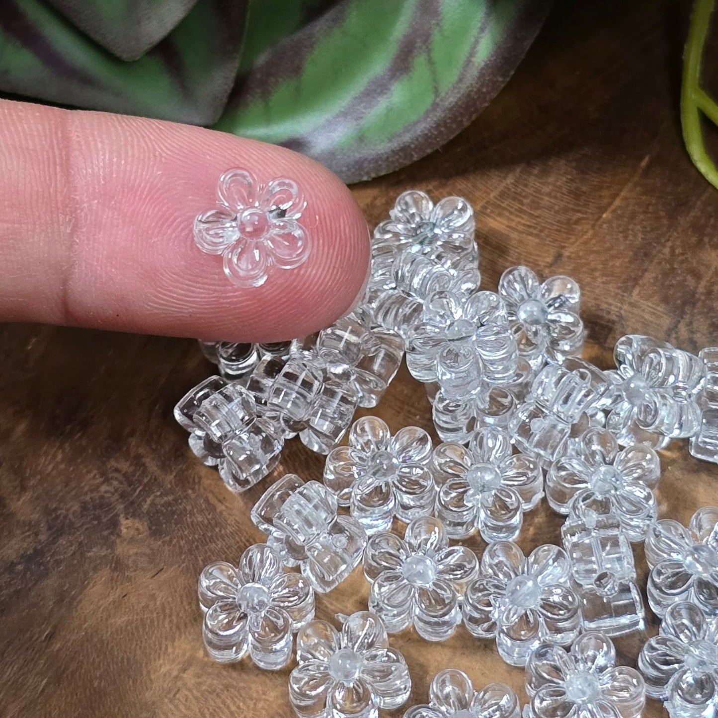 50 transparente Acrylperlen in zarter Blumenform – perfekt für Schmuck, Streudeko & Bastelideen. Leicht, klar und vielseitig einsetzbar.