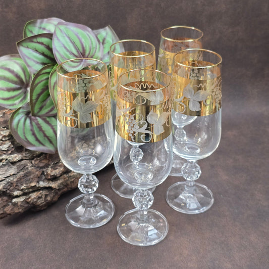 Set mit 5 eleganten Vintage Sektgläsern im Böhmen-Stil. Goldranken & geschliffener Baluster – perfekte Gläser für Sekt, Dessertwein & stilvolle Momente.