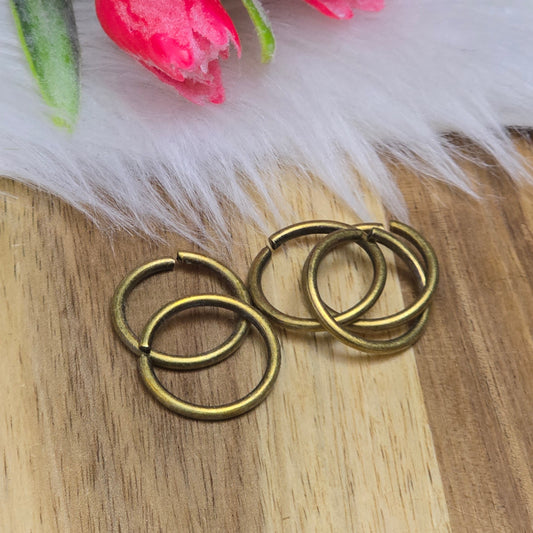 Das Bild zeigt 5 offene Biegeringe in antik bronzefarbig mit einem Durchmesser von 17,6mm. Die Verbindungsringe sind ein unverzichtbares Zubehör für die Schmuckherstellung. Ideal um Charms und Verschlüsse zuverlässig zu befestigen.