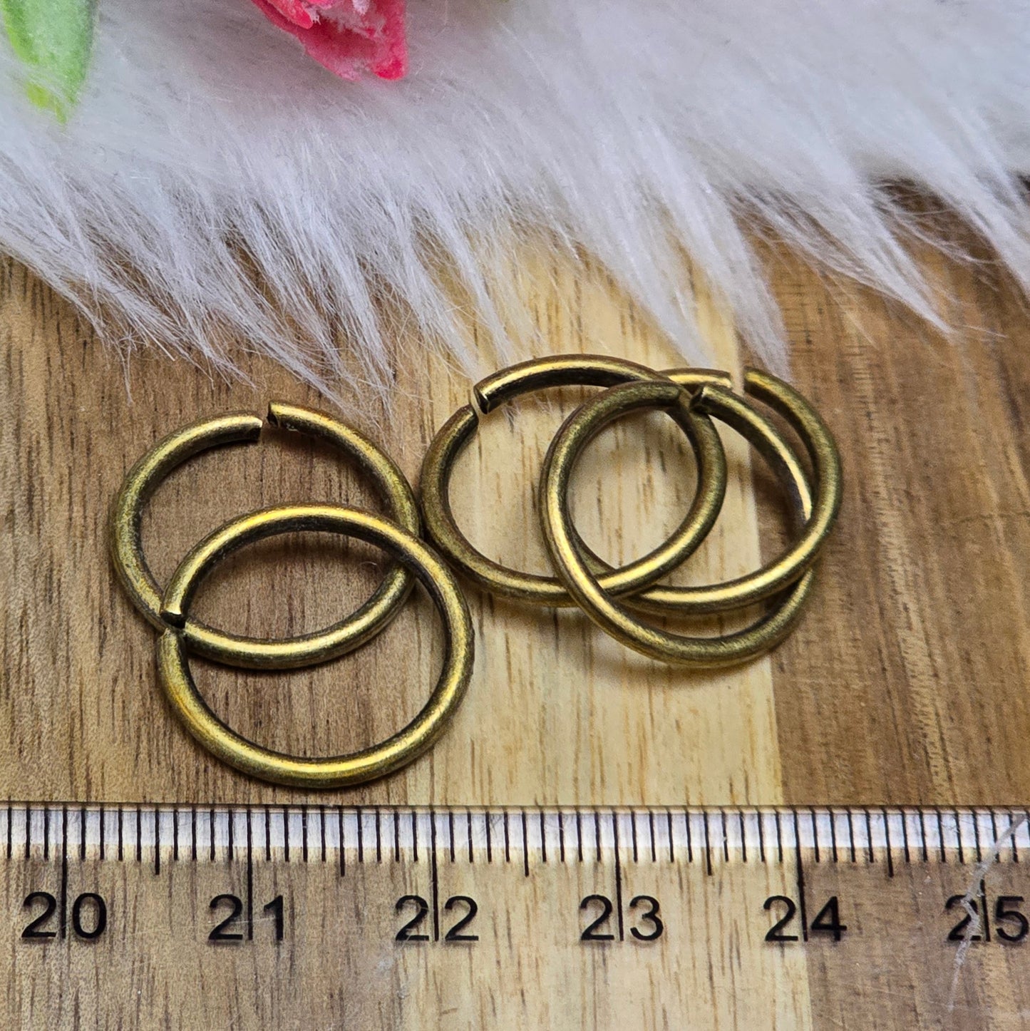Das Bild zeigt 5 offene Biegeringe in antik bronzefarbig mit einem Durchmesser von 17,6mm. Die Verbindungsringe sind ein unverzichtbares Zubehör für die Schmuckherstellung. Ideal um Charms und Verschlüsse zuverlässig zu befestigen.