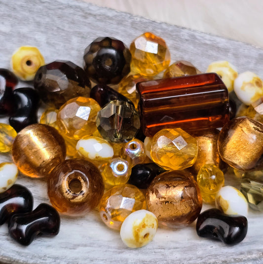 63 Glasperlen in warmen Braun- & Beigetönen (31g) – identisch sortierter Mix aus Indien, Böhmen & China. Ideal für Armbänder, Ketten & mehr.