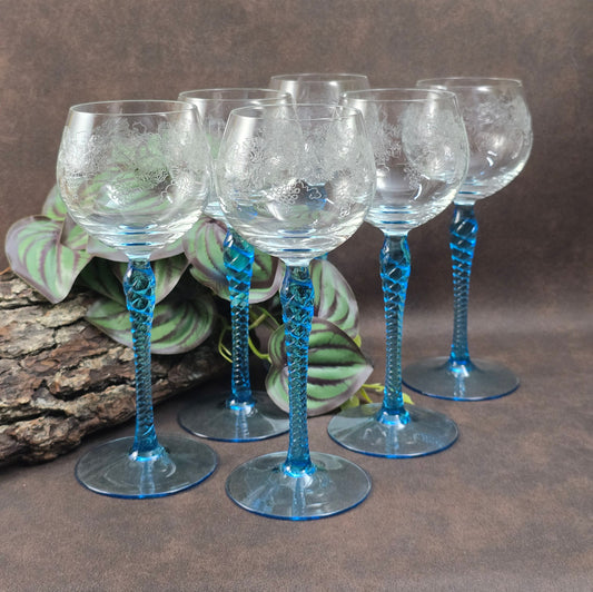 Wunderschöne Vintage Weingläser aus Böhmen – mit eleganter Gravur & aquablauem Twist-Stiel – stilvoller Genuss für Weinliebhaber.