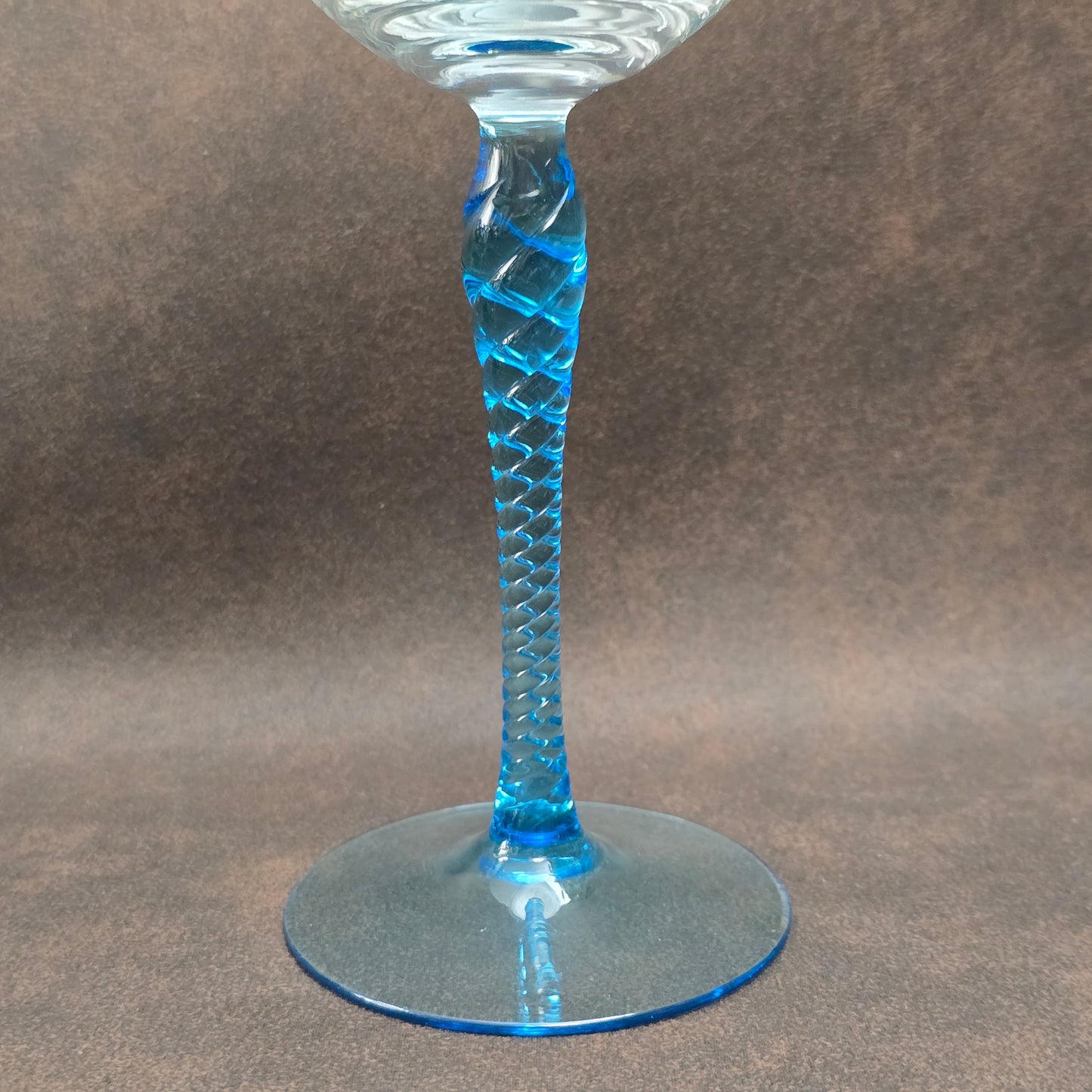 Wunderschöne Vintage Weingläser aus Böhmen – mit eleganter Gravur & aquablauem Twist-Stiel – stilvoller Genuss für Weinliebhaber.