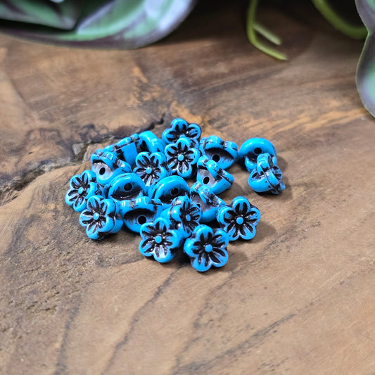 20x Acryl-Blumenperlen, antik türkisfarbig mit Schwärzungen, 7,5×5,4 mm, Loch 1,5 mm. Leichtes Material – ideal als Spacer für Armbänder, Ketten & Ohrschmuck.