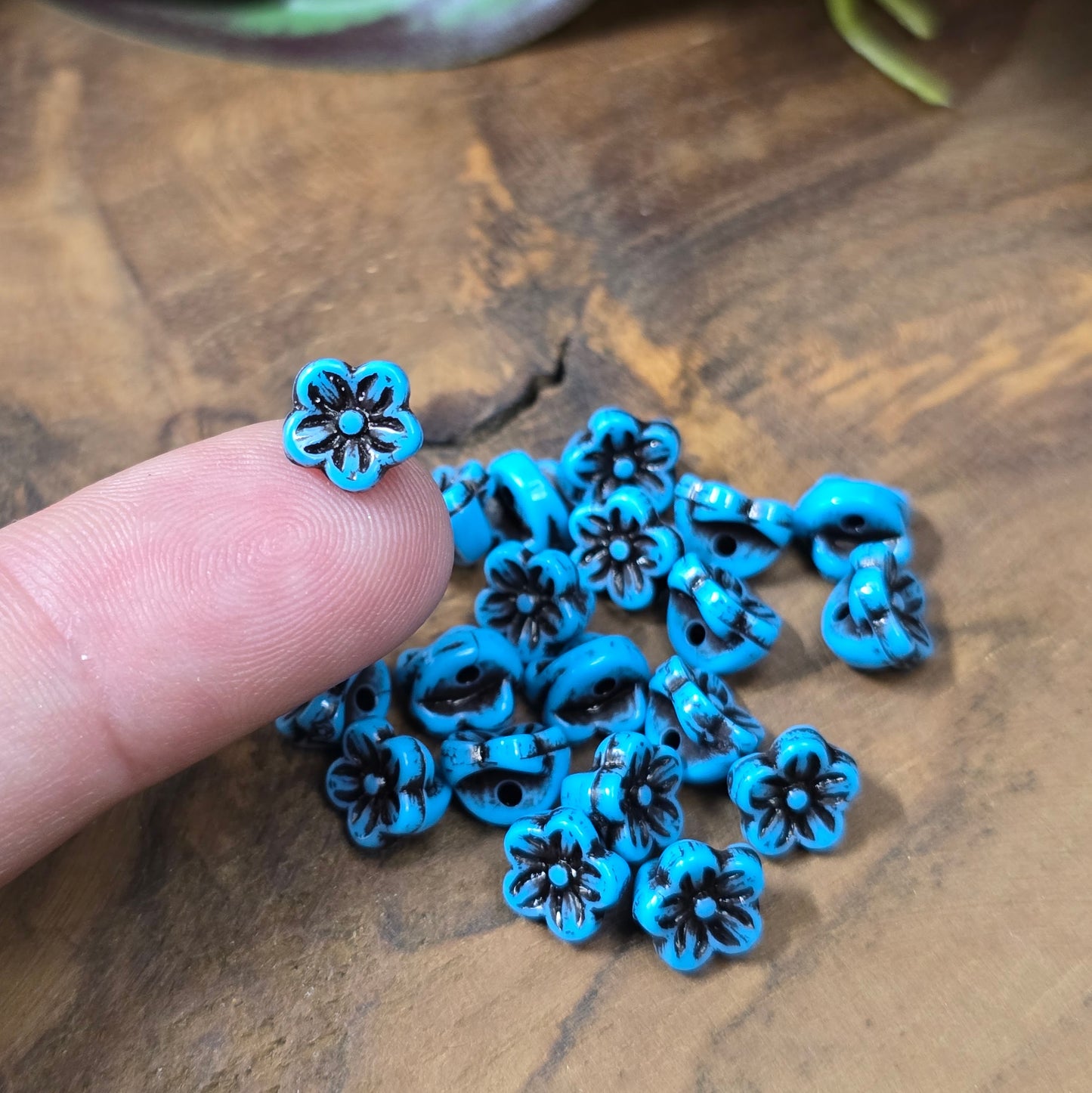 20x Acryl-Blumenperlen, antik türkisfarbig mit Schwärzungen, 7,5×5,4 mm, Loch 1,5 mm. Leichtes Material – ideal als Spacer für Armbänder, Ketten & Ohrschmuck.