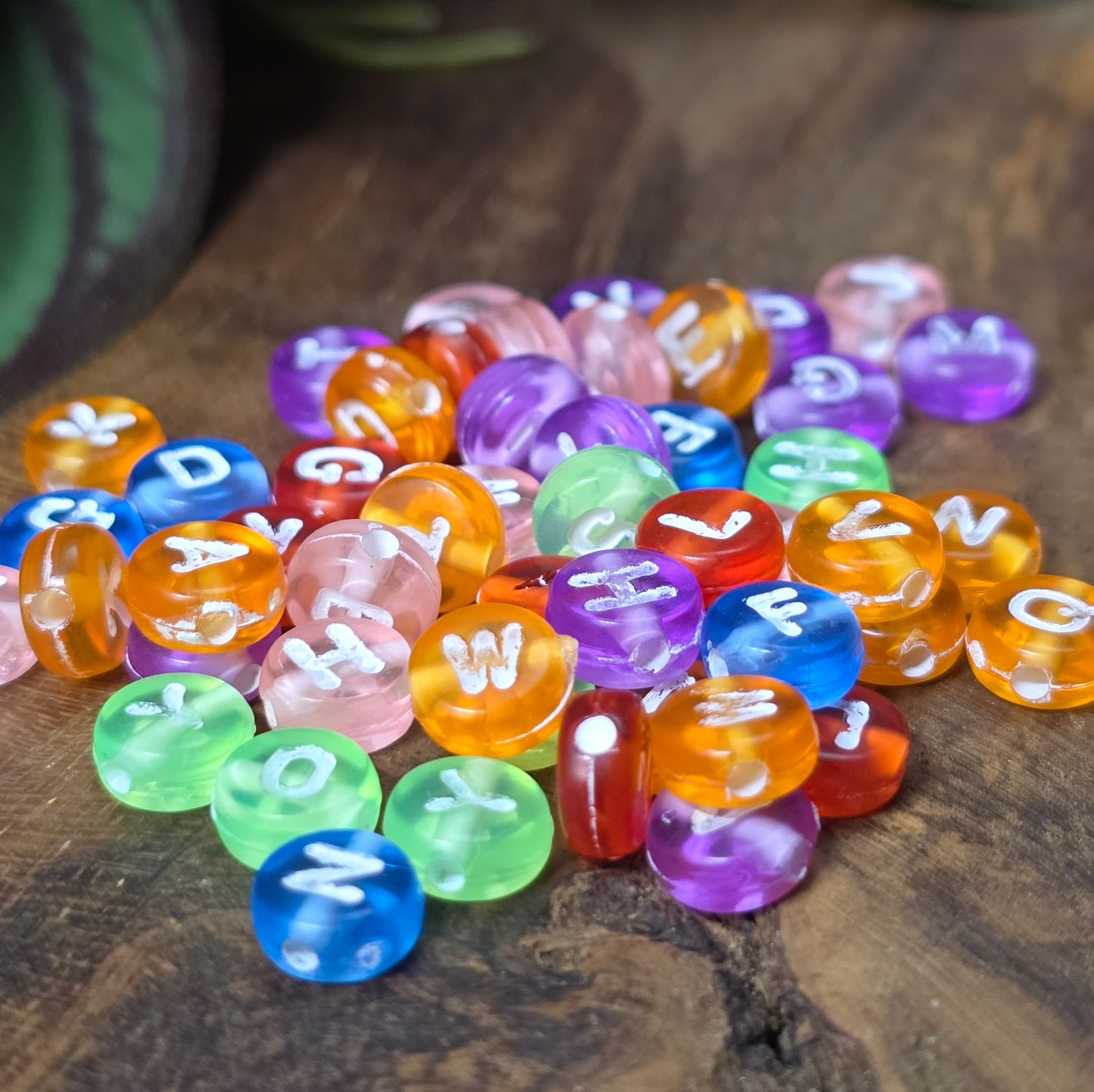 50 bunte Acryl-Buchstabenperlen (6,5 mm) im Farbmix – ideal für Namensarmbänder, DIY-Schmuck & kreative Bastelideen. Zufällig gemischte Farben & Buchstaben.