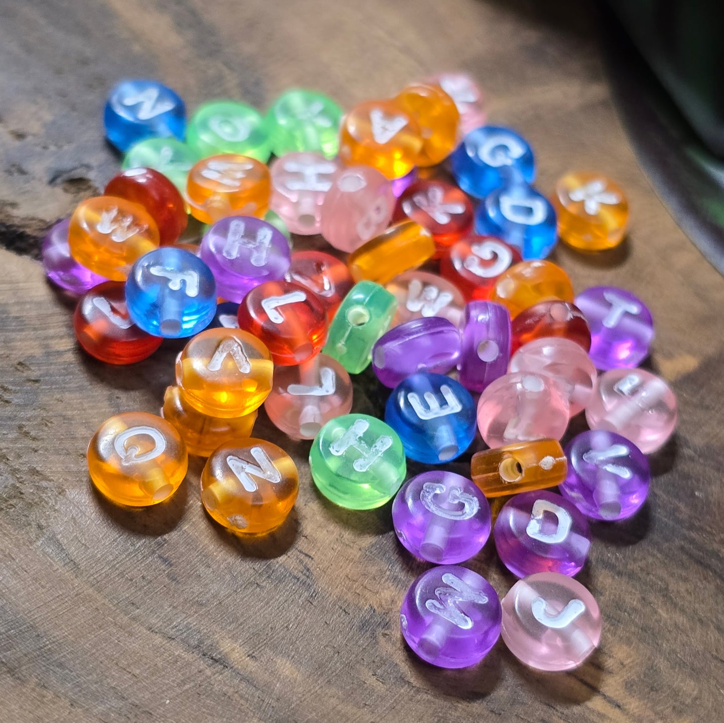 50 bunte Acryl-Buchstabenperlen (6,5 mm) im Farbmix – ideal für Namensarmbänder, DIY-Schmuck & kreative Bastelideen. Zufällig gemischte Farben & Buchstaben.