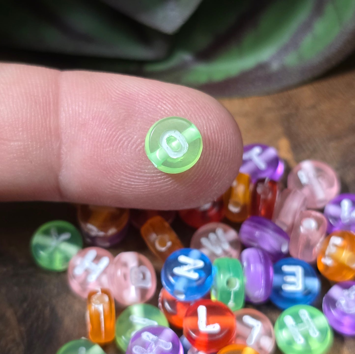 50 bunte Acryl-Buchstabenperlen (6,5 mm) im Farbmix – ideal für Namensarmbänder, DIY-Schmuck & kreative Bastelideen. Zufällig gemischte Farben & Buchstaben.