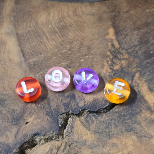 50 bunte Acryl-Buchstabenperlen (6,5 mm) im Farbmix – ideal für Namensarmbänder, DIY-Schmuck & kreative Bastelideen. Zufällig gemischte Farben & Buchstaben.