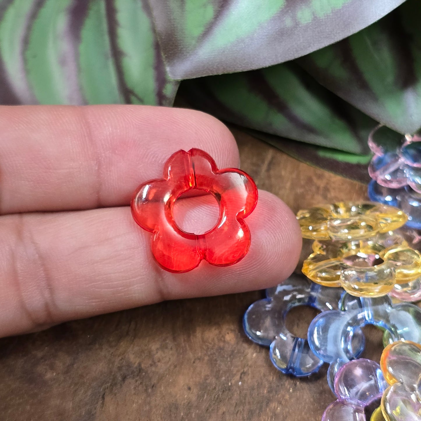 30 transparente Acrylblumen im bunten Farbmix, 19 mm, ideal für Schmuckherstellung, Perlengirlanden & dekorative DIY-Projekte.