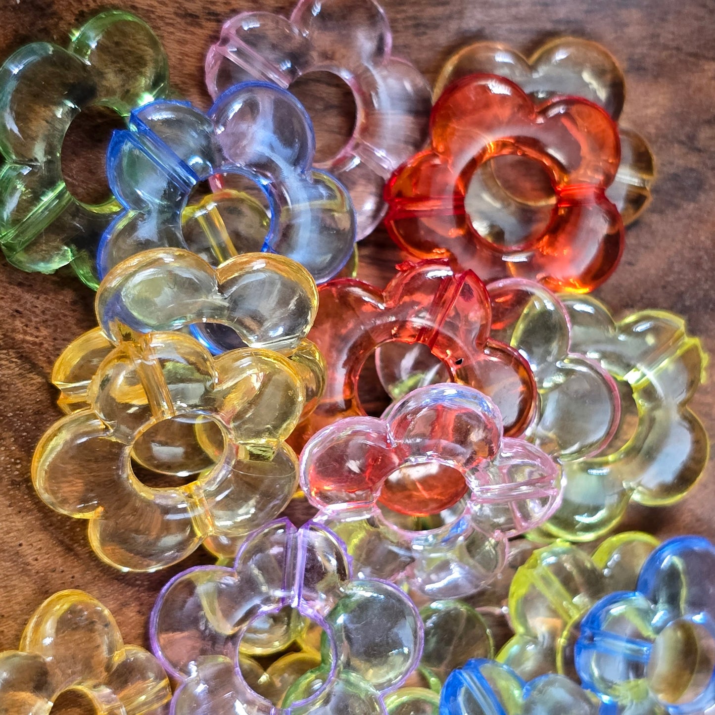 30 transparente Acrylblumen im bunten Farbmix, 19 mm, ideal für Schmuckherstellung, Perlengirlanden & dekorative DIY-Projekte.
