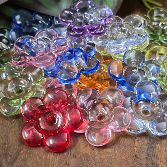 20 transparente Acrylblüten im bunten Farbmix, 23 mm mit großem Fädelloch. Ideal für Schmuck, Deko & DIY-Projekte – vielseitig, leicht & robust.