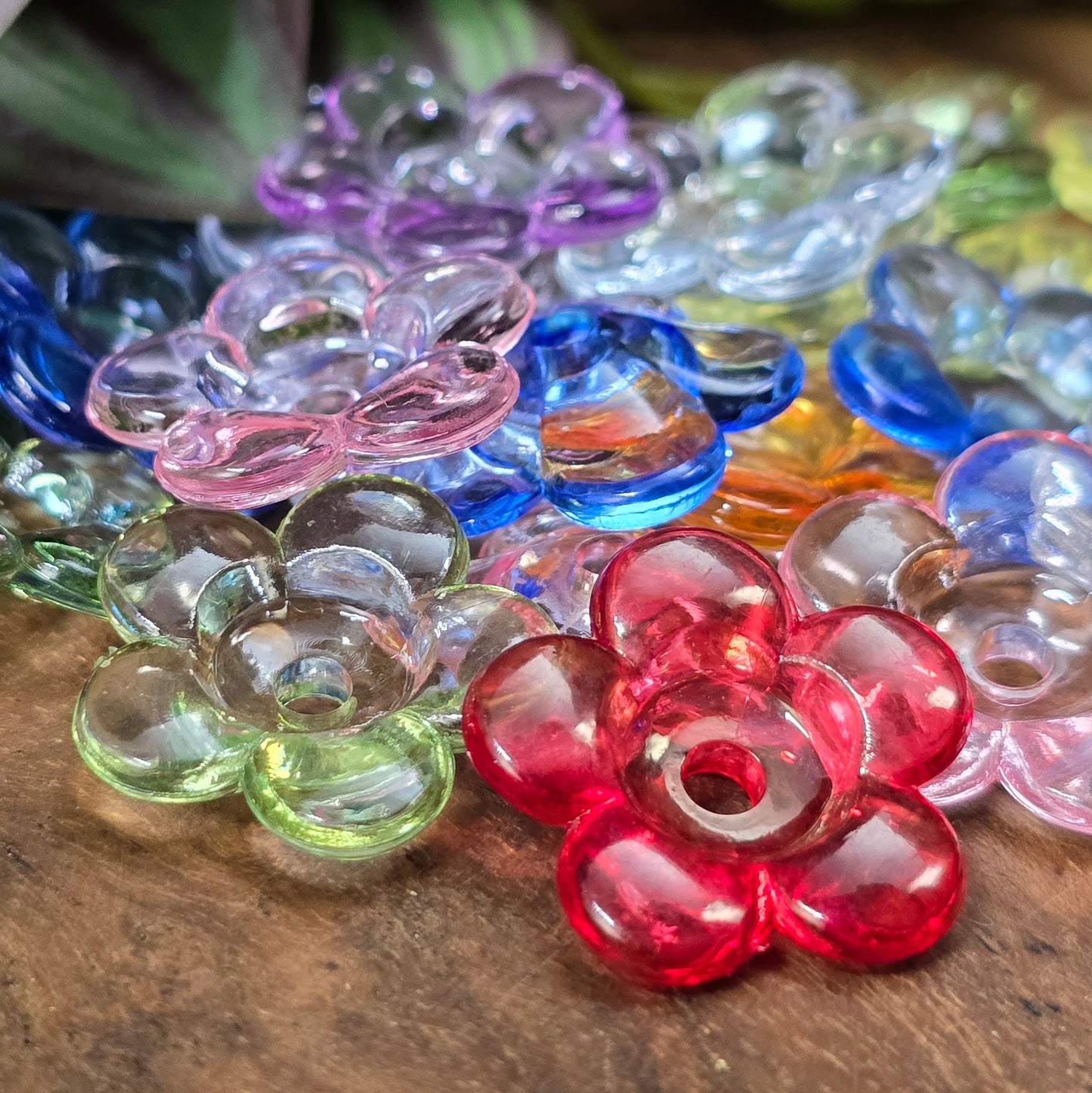 20 transparente Acrylblüten im bunten Farbmix, 23 mm mit großem Fädelloch. Ideal für Schmuck, Deko & DIY-Projekte – vielseitig, leicht & robust.