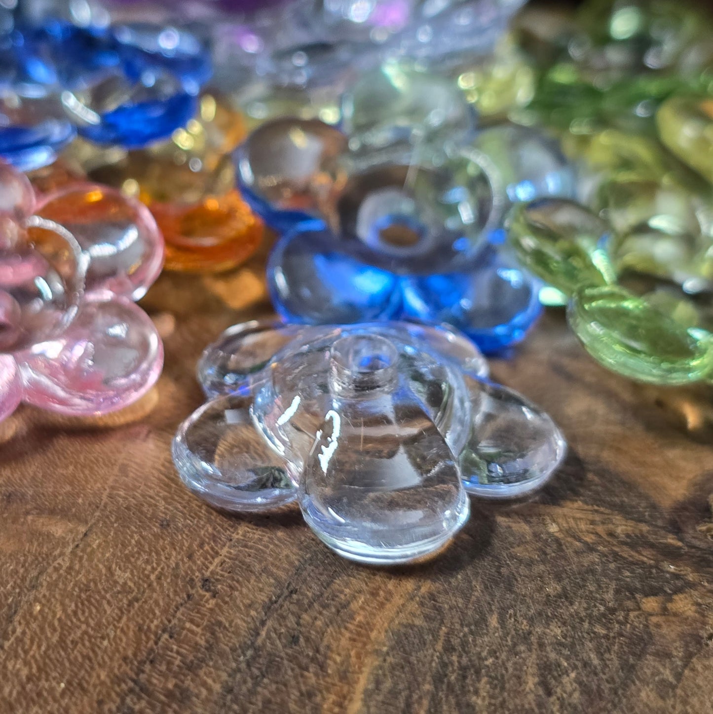 20 transparente Acrylblüten im bunten Farbmix, 23 mm mit großem Fädelloch. Ideal für Schmuck, Deko & DIY-Projekte – vielseitig, leicht & robust.