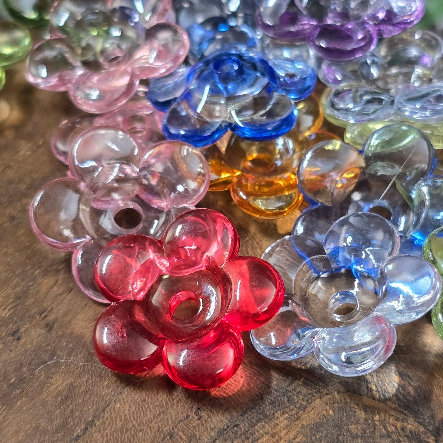 20 transparente Acrylblüten im bunten Farbmix, 23 mm mit großem Fädelloch. Ideal für Schmuck, Deko & DIY-Projekte – vielseitig, leicht & robust.