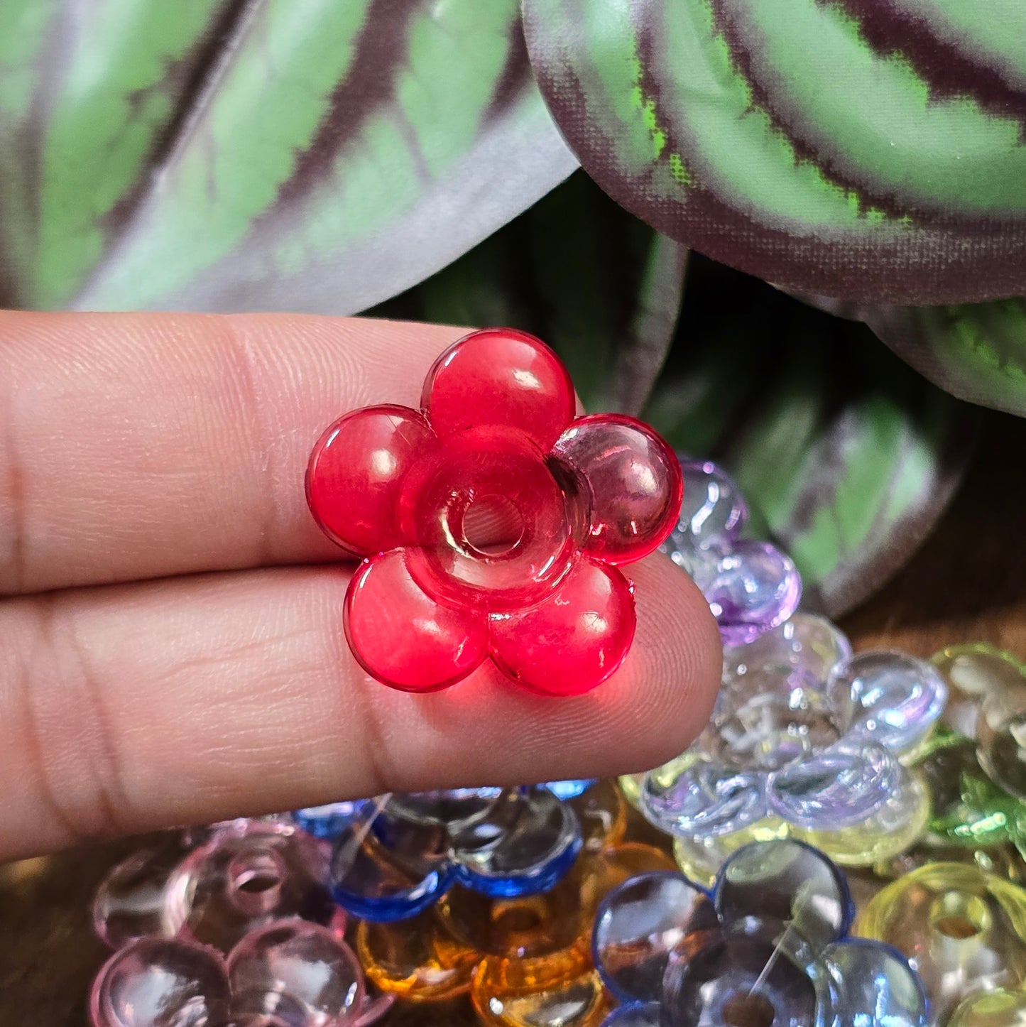 20 transparente Acrylblüten im bunten Farbmix, 23 mm mit großem Fädelloch. Ideal für Schmuck, Deko & DIY-Projekte – vielseitig, leicht & robust.