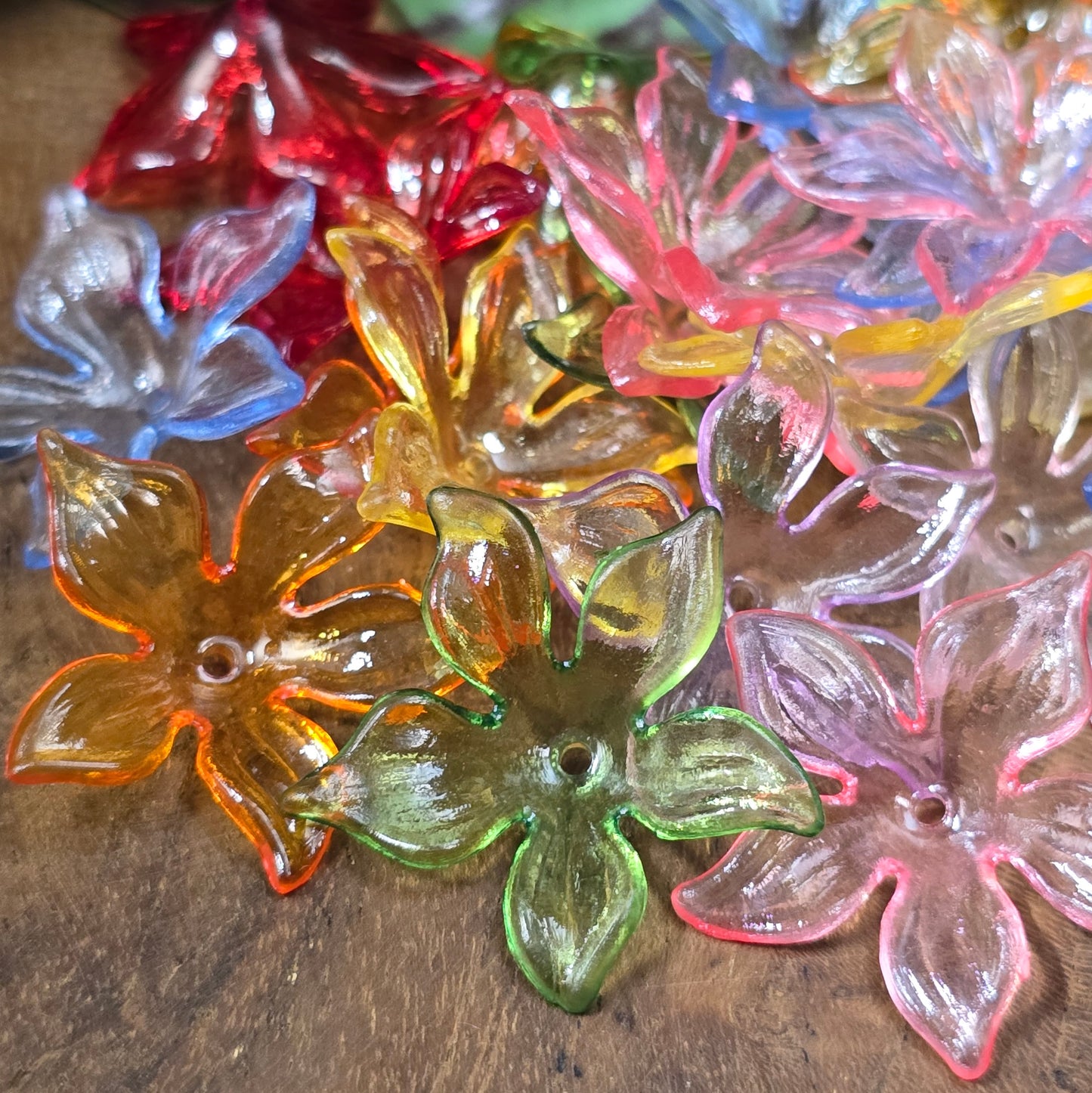 35 transparente Acryl-Blütenkappen im bunten Farbmix, 28 mm, ideal für Schmuck, Basteln, Hochzeits- & Frühlingsdeko.
