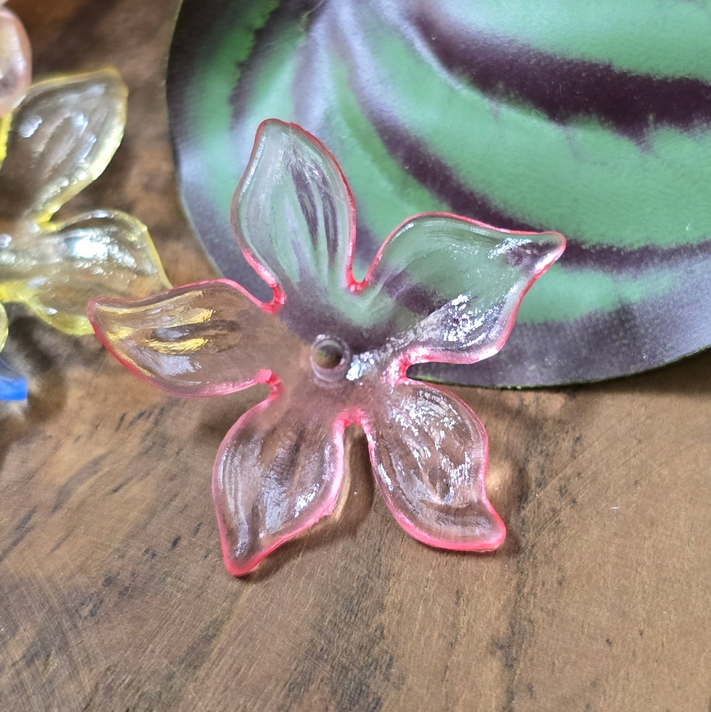 35 transparente Acryl-Blütenkappen im bunten Farbmix, 28 mm, ideal für Schmuck, Basteln, Hochzeits- & Frühlingsdeko.