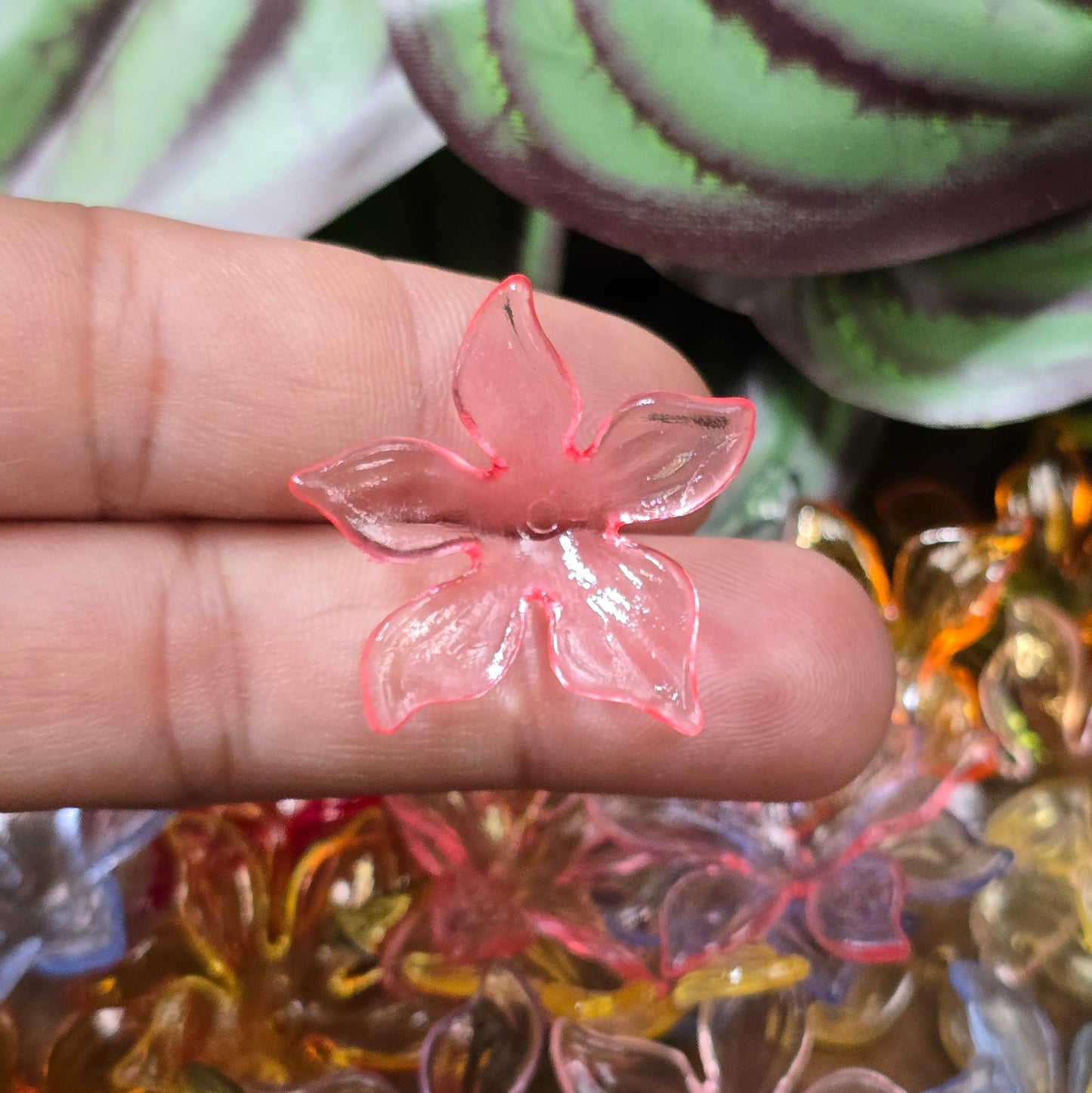 35 transparente Acryl-Blütenkappen im bunten Farbmix, 28 mm, ideal für Schmuck, Basteln, Hochzeits- & Frühlingsdeko.