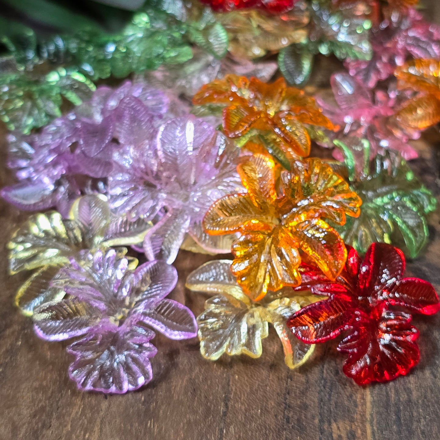30 transparente Acrylperlen in Hornveilchenform, bunter Farbmix, 22 mm, ideal für Schmuck, DIY, Deko & Hochzeitsdesigns.