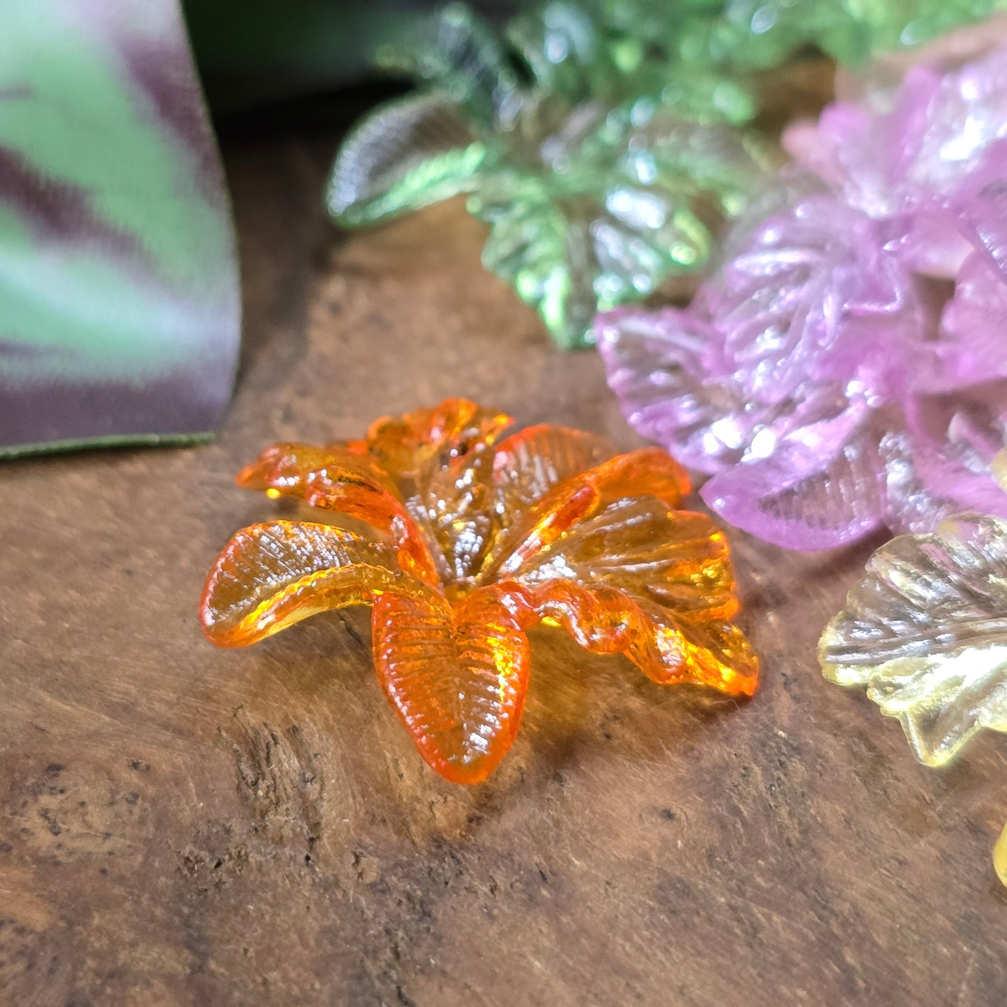 30 transparente Acrylperlen in Hornveilchenform, bunter Farbmix, 22 mm, ideal für Schmuck, DIY, Deko & Hochzeitsdesigns.
