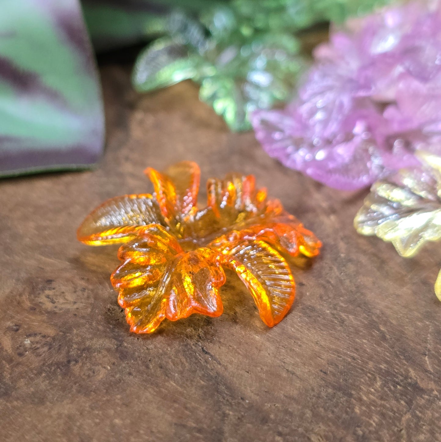 30 transparente Acrylperlen in Hornveilchenform, bunter Farbmix, 22 mm, ideal für Schmuck, DIY, Deko & Hochzeitsdesigns.