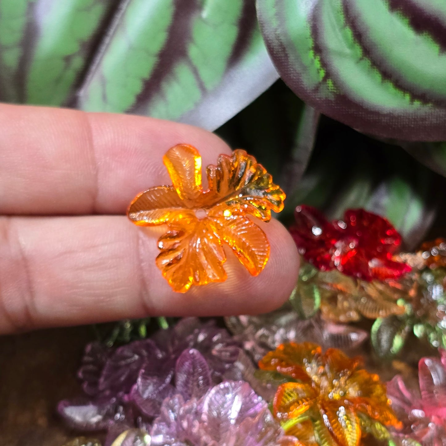 30 transparente Acrylperlen in Hornveilchenform, bunter Farbmix, 22 mm, ideal für Schmuck, DIY, Deko & Hochzeitsdesigns.