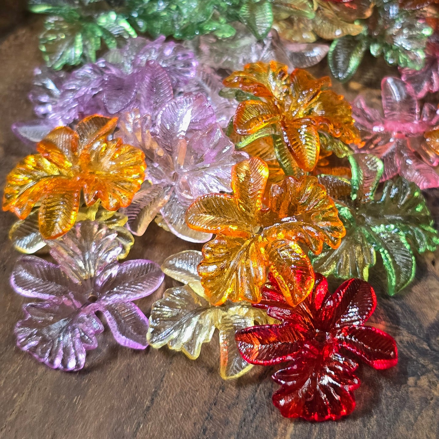 30 transparente Acrylperlen in Hornveilchenform, bunter Farbmix, 22 mm, ideal für Schmuck, DIY, Deko & Hochzeitsdesigns.