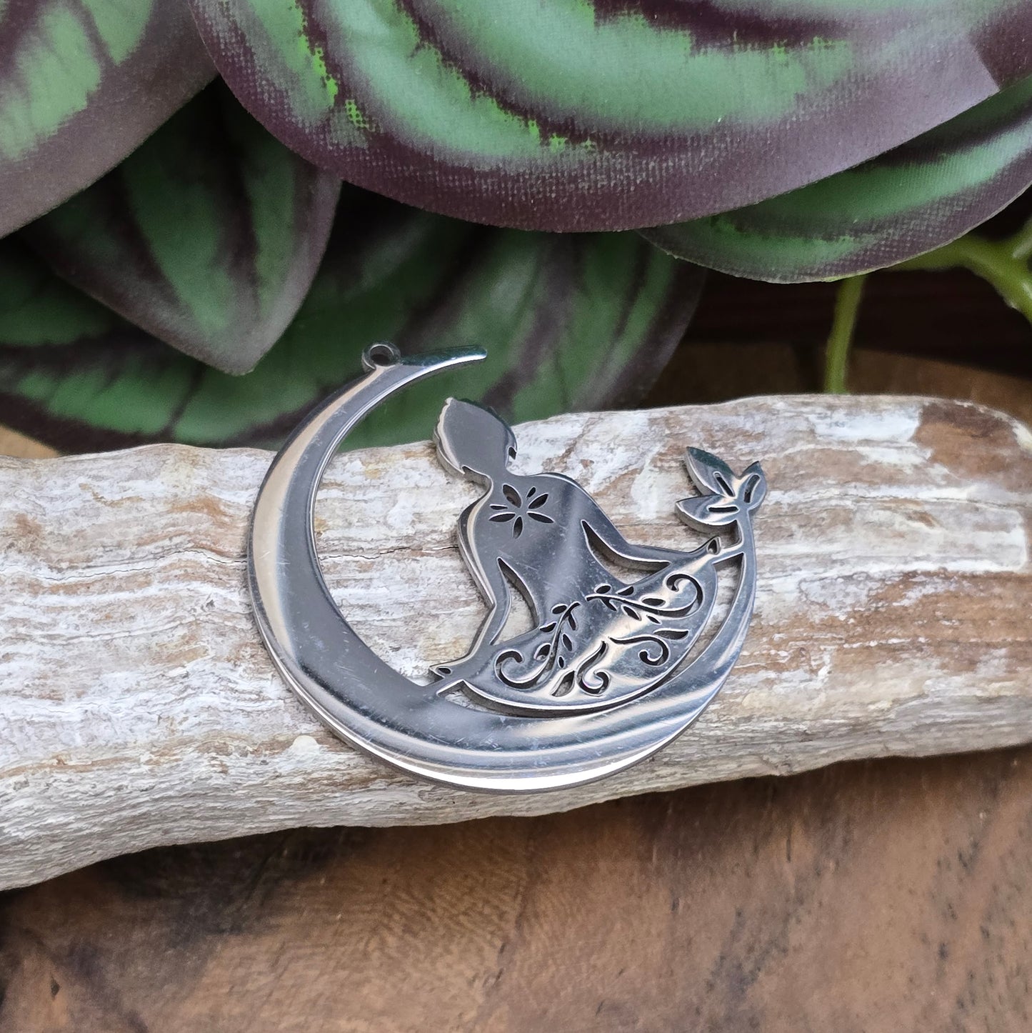 Anhänger „Buddha im Mond“ aus Edelstahl – 36 mm. Spiritueller Schmuck für Meditation & Achtsamkeit. Ideal für Ketten, Armbänder & Chakraschmuck.